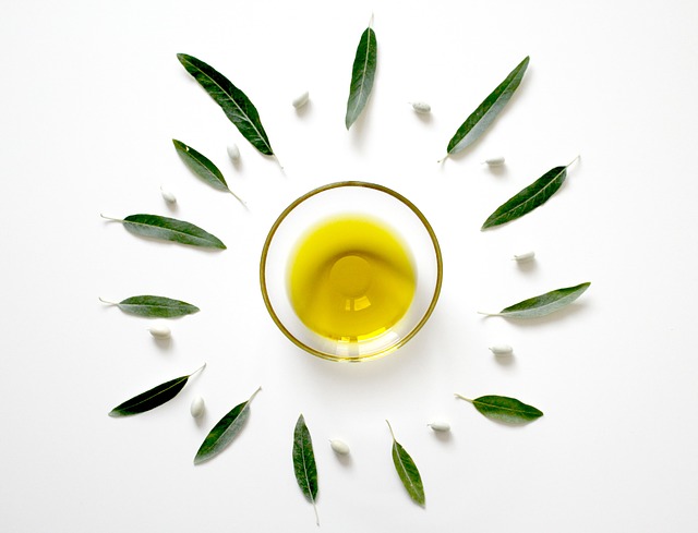 olivový olej a listy