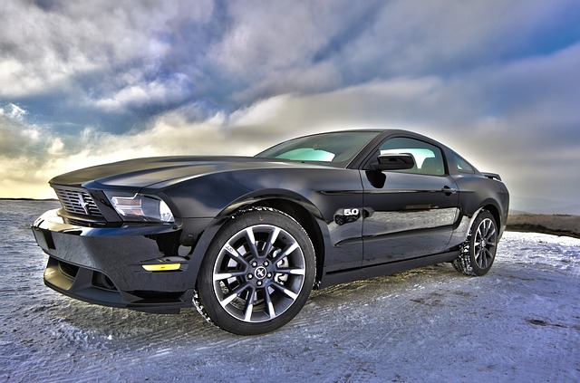 ford mustang na sněhu