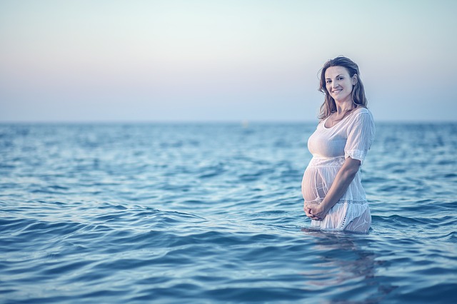 těhotná v moři
